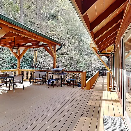 Black Bear Lodge, 6 Bedroom, Mtn&Waterfall Views, Pool Table, Sleeps 12